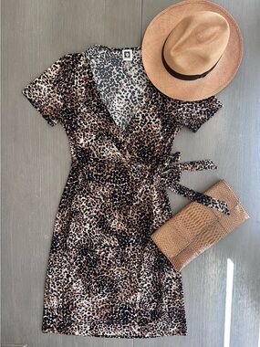 Anne Klein Leopard Print Wrap Dress in Leopard Print. Size 10. NWOT.